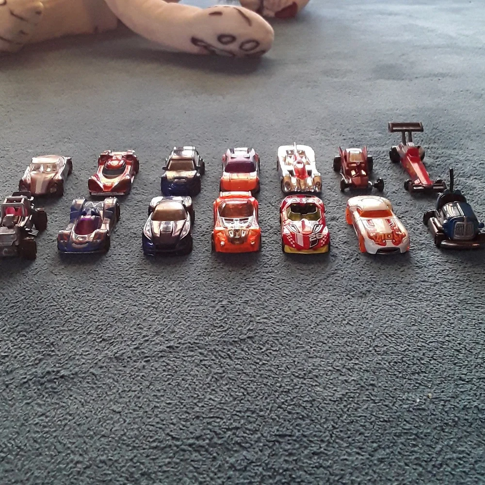 14 Hotwheel cars playset, In mint condition - Picture 2 of 6